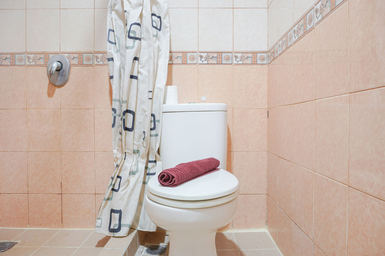 Bathroom 5, Spacious 2BR at Frenchwalk Apartment with Maid Room By Travelio, Jakarta Utara