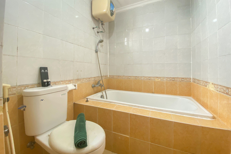 Bathroom 5, Luxurious Designed 2BR at Grand Palace Kemayoran Apartment By Travelio, Jakarta Pusat