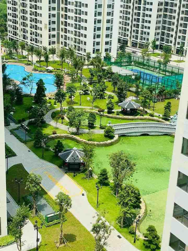 High-end apartment with pool and park view, District 9