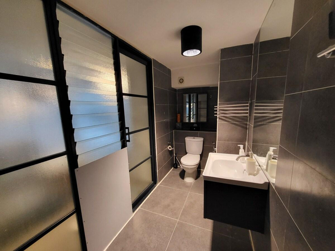 Bathroom 3, Designer Loft w Netflix & Karaoke Empire Damansara, Petaling Jaya