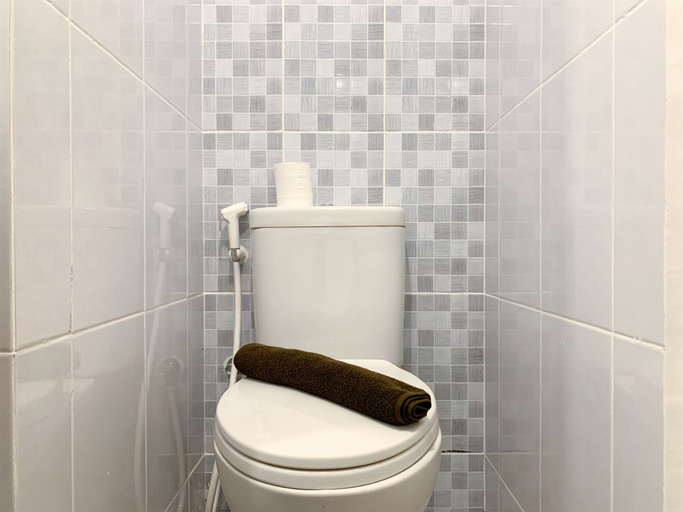 Bathroom 5, Minimalist and Restful Studio at Tokyo Riverside PIK 2 Apartment By Travelio, Tangerang