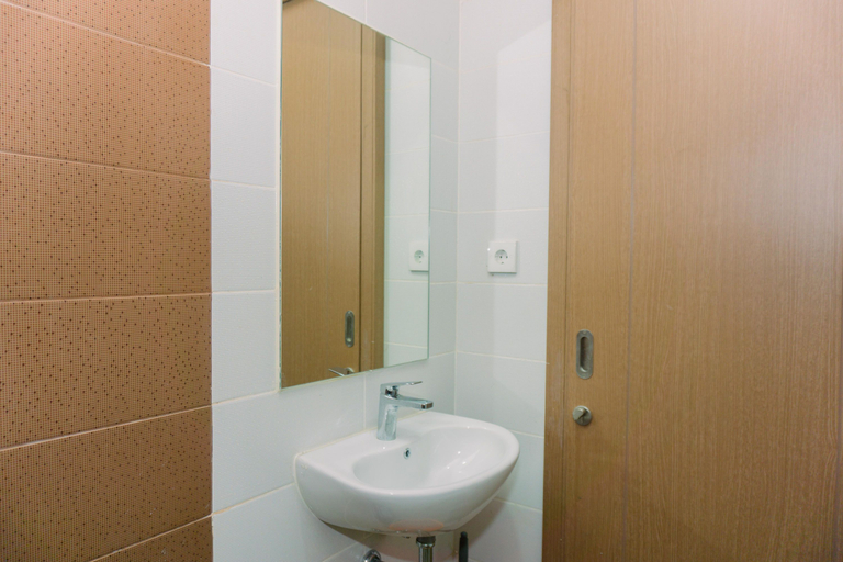 Bathroom 3, Great Choice and Comfy Studio at Puri Orchard Apartment By Travelio, West Jakarta