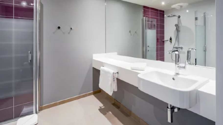 Bathroom 5, Premier Inn Nuernberg City Opernhaus, Nürnberg