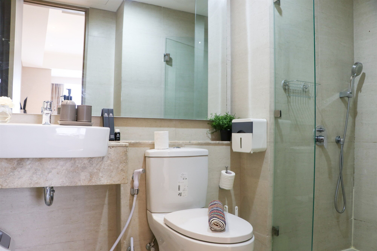 Bathroom 5, Modern Look and Comfortable 1BR Gold Coast Apartment PIK By Travelio, Jakarta Utara