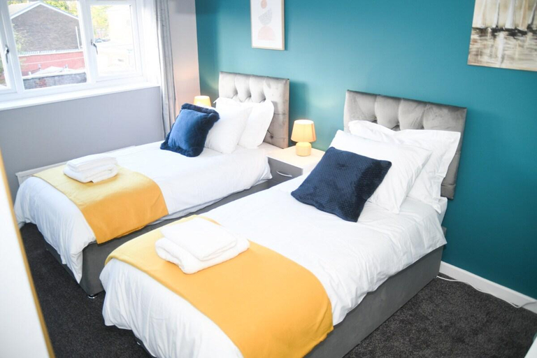 Others 3, Comfy and Cheerful 3-bedroom home in West Midlands, Walsall