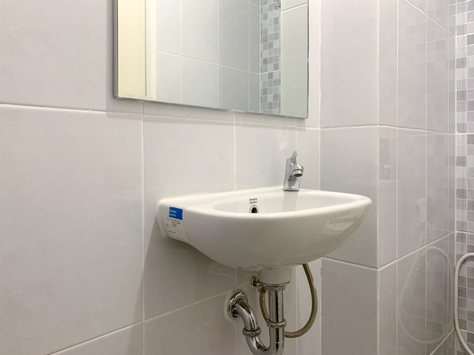 Bathroom 3, Comfy Living Studio at Tokyo Riverside PIK 2 Apartment By Travelio, Tangerang