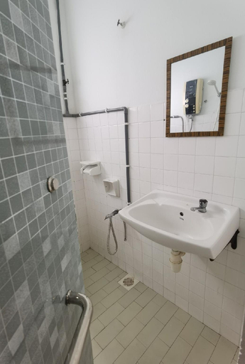 Others 4, Comfy Sofa & Sleep WIFI Netflix DualParking Landed, Seri Kembangan