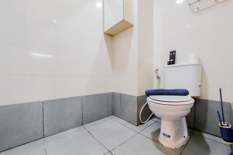 Bathroom 5, Nice Studio at 21th Floor Akasa Pure Living BSD Apartment By Travelio, Tangerang Selatan