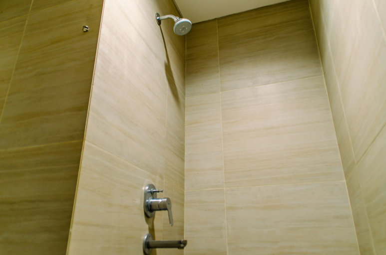 Bathroom 5, Modern and Comfy Studio at Silk Town Apartment By Travelio, Tangerang