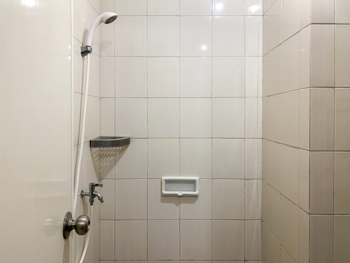 Bathroom 5, Modern and Comfy Studio Signature Park Grande Apartment By Travelio, Jakarta Selatan