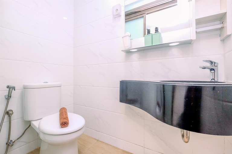 Bathroom 5, Modern Look and Comfy Studio at Sky House BSD Apartment By Travelio, Tangerang Selatan