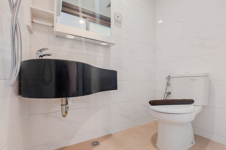 Bathroom 5, Cozy Design Studio at 21st Floor Sky House BSD Apartment By Travelio, South Tangerang