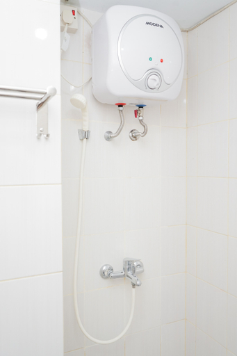 Bathroom 3, Compact and Simply Studio Apartment at Ayodhya Residence Tangerang By Travelio, Tangerang