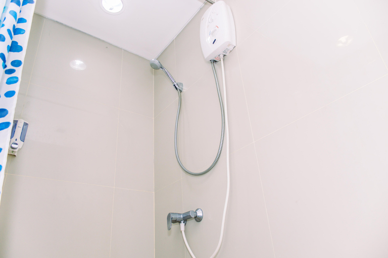 Bathroom 5, Nice and Elegant Studio at Atria Residences Gading Serpong Apartment By Travelio, Tangerang