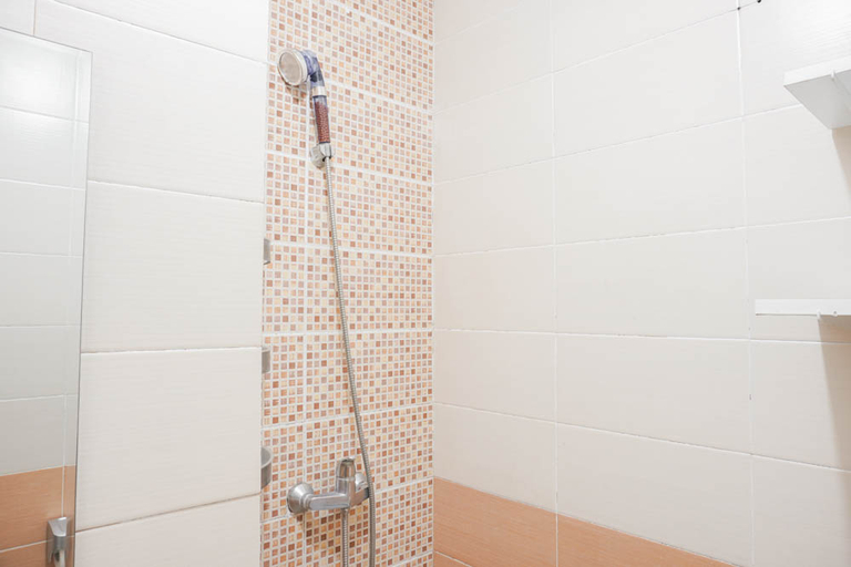Bathroom 5, Elegant and Comfy 1BR Gardenia Boulevard Apartment By Travelio, Jakarta Selatan