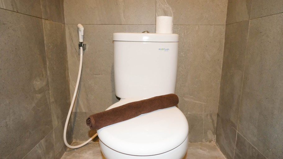Bathroom 5, Modern and Cozy Stay Studio (No Kitchen) Apartment at Belleview Residence By Travelio, Surabaya