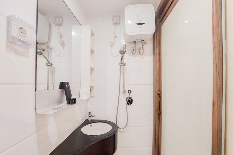 Bathroom 5, Comfy and Fancy Studio Apartment at Sky House BSD By Travelio, Tangerang Selatan