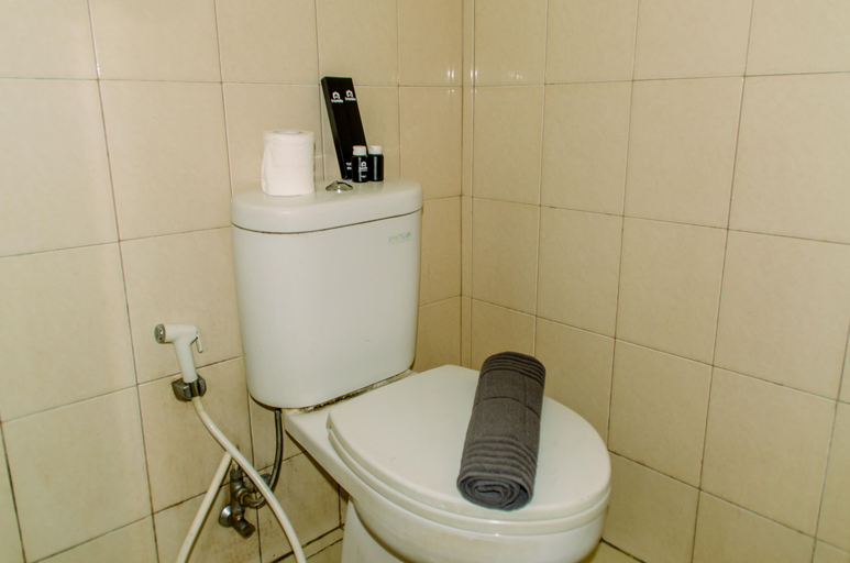 Bathroom 5, Homey and Warm Studio Room at Tifolia Apartment By Travelio, Jakarta Timur