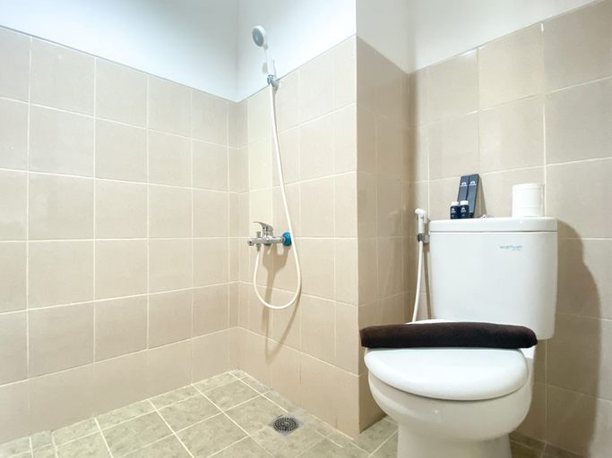Bathroom 5, Modern Look and Cozy Studio Kaliana Apartment By Travelio, Bogor