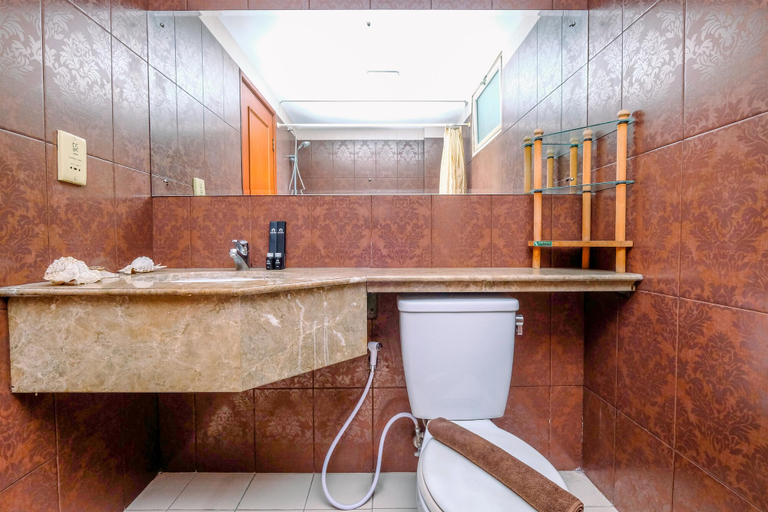 Bathroom 5, Comfortable and Spacious 3BR Puri Casablanca Apartment By Travelio, South Jakarta