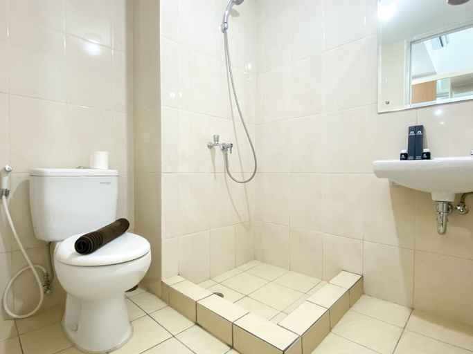 Bathroom 5, Simply and Cozy Design Studio Apartment at Springlake Summarecon Bekasi By Travelio, Bekasi