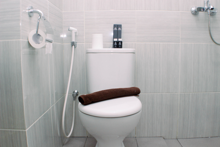 Bathroom 5, Luxurious Studio at Vasanta Innopark Apartment By Travelio, Cikarang
