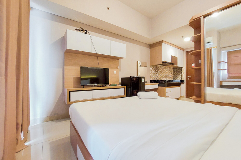 Bedroom 3, Cozy with Modern Design Studio Parkland Avenue Apartment By Travelio, Tangerang Selatan
