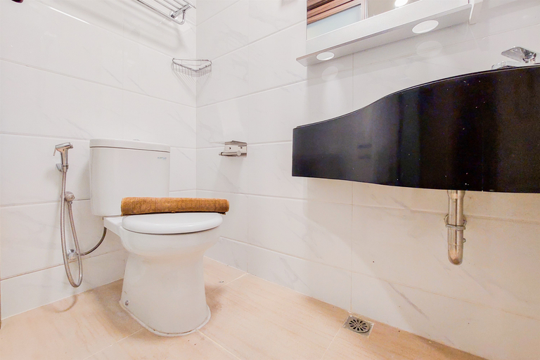 Bathroom 5, Wonderful and Comfortable Studio Sky House BSD Apartment By Travelio, Tangerang Selatan