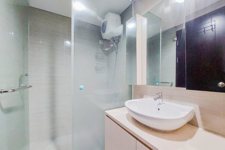 Bathroom 5, Simply and Modern Studio at Casa de Parco Apartment By Travelio, Tangerang