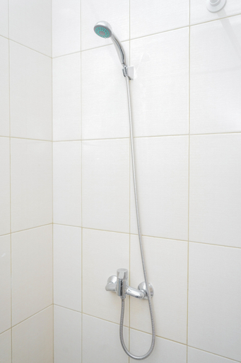 Bathroom 4, Fully Furnished with Comfortable Design 3BR Asatti Apartment By Travelio, Tangerang Selatan