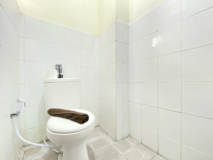 Bathroom 5, Nice 2BR Apartment at Gateway Ahmad Yani Cicadas By Travelio, Bandung