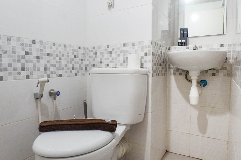 Bathroom 5, Enchanting 1BR Apartment at Amega Crown Residence By Travelio, Surabaya