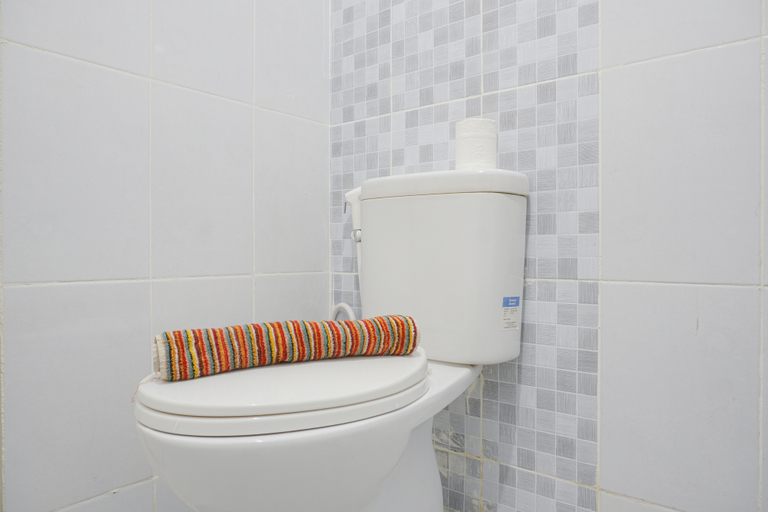 Bathroom 5, Comfort 2BR at 20th Floor Tokyo Riverside PIK 2 Apartment By Travelio, Tangerang