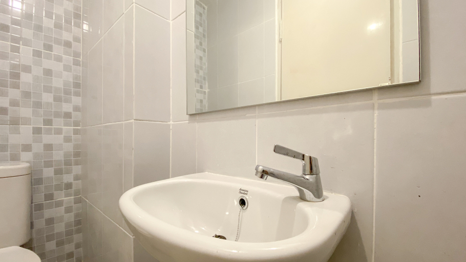 Bathroom 5, Relaxing Studio at Tokyo Riverside PIK 2 Apartment By Travelio, Tangerang