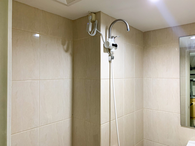 Bathroom 5, Nice and Modern 2BR at Osaka Riverview PIK 2 Apartment By Travelio, Tangerang