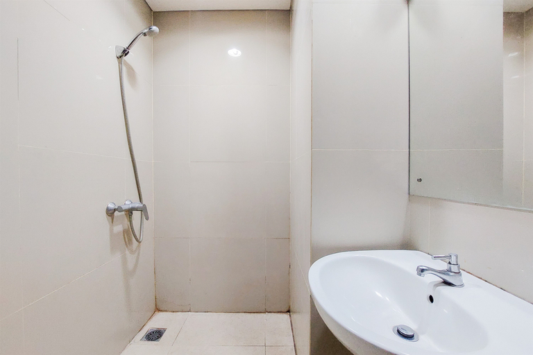 Bathroom 5, Simply Look Studio at Atria Residences Gading Serpong Apartment By Travelio, Tangerang