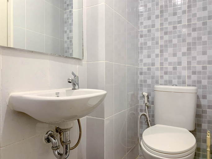 Bathroom 5, Homey Studio at Tokyo Riverside PIK 2 Apartment By Travelio, Tangerang