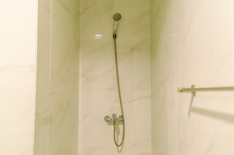 Bathroom 5, Modern Sophisticated 1BR at The Smith Alam Sutera Apartment By Travelio, Tangerang