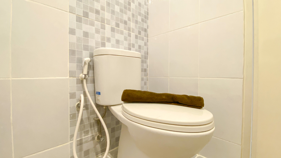 Bathroom 5, Classic 2BR at Tokyo Riverside PIK 2 Apartment By Travelio, Tangerang