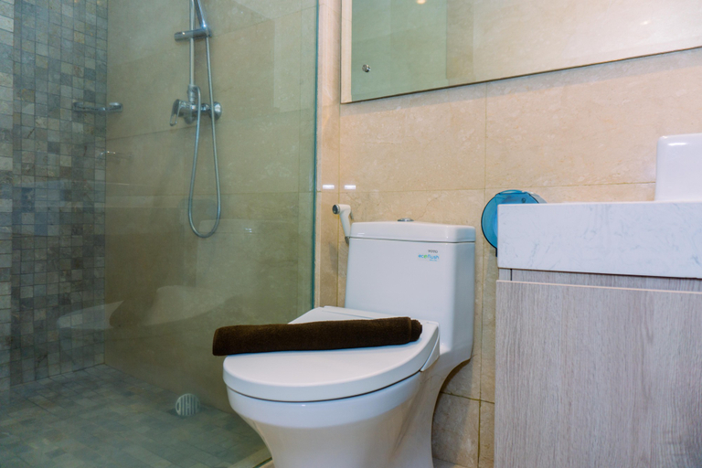 Bathroom 5, Spacious 3BR Apartment at 8th Floor Veranda Residence Puri By Travelio, Jakarta Barat