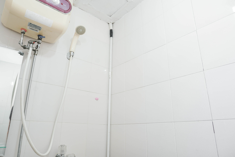 Bathroom 5, Good Choice and Homey Studio at Pluit Sea View Apartment By Travelio, Jakarta Utara