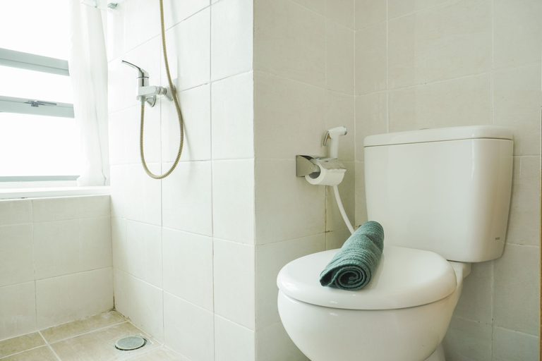 Bathroom 5, Exclusive and Spacious 3BR Apartment at St. Moritz Puri By Travelio, West Jakarta