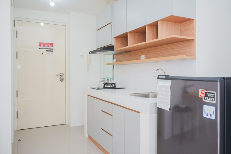 Others 3, Comfy Studio Silk Town Apartment near Alam Sutera By Travelio, Tangerang