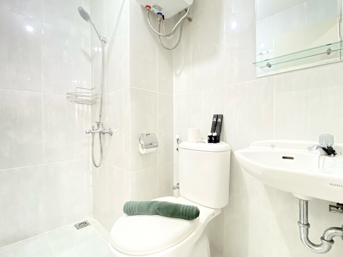 Bathroom 5, Spacious 2BR Apartment at Grand Asia Afrika By Travelio, Bandung