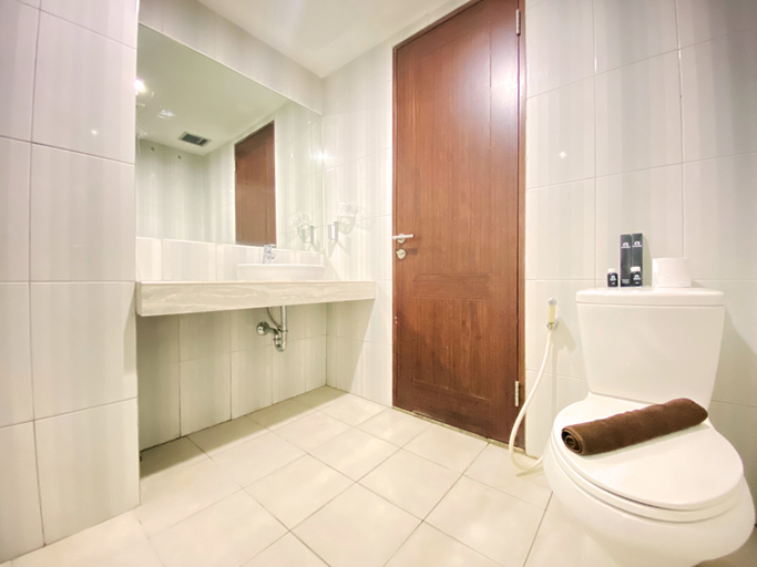 Bathroom 5, Homey Studio Room at Galeri Ciumbuleuit 2 Apartment By Travelio, Bandung