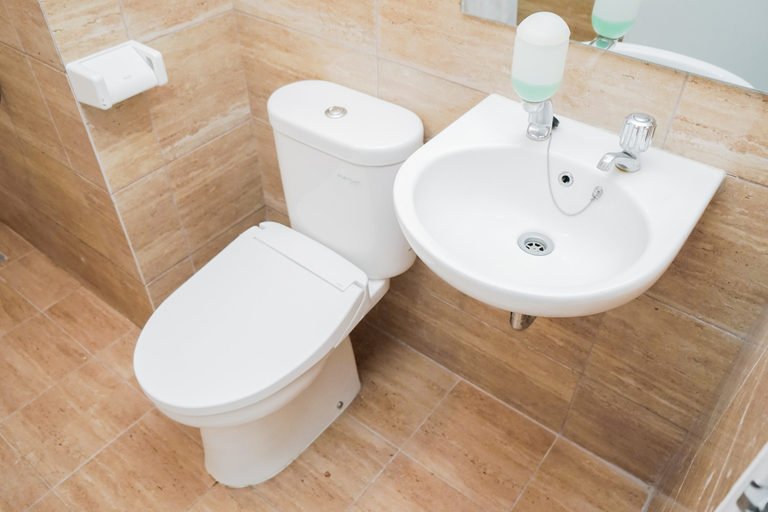 Bathroom 5, Luxury and Comfy Studio Apartment at Bintaro Plaza Residence Breeze Tower By Travelio, Tangerang Selatan
