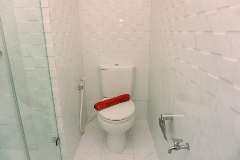 Bathroom 5, Luxury Studio at Semanggi Apartment By Travelio, Jakarta Pusat