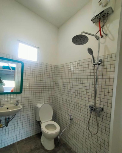 Bathroom 5, Lerenturu Homestay Batu, Malang