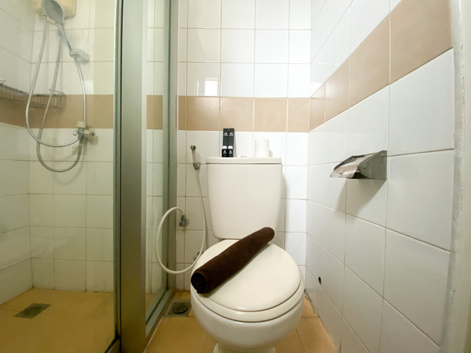Bathroom 5, Simply Look Studio Metropark Condominium Jababeka Apartment By Travelio, Cikarang