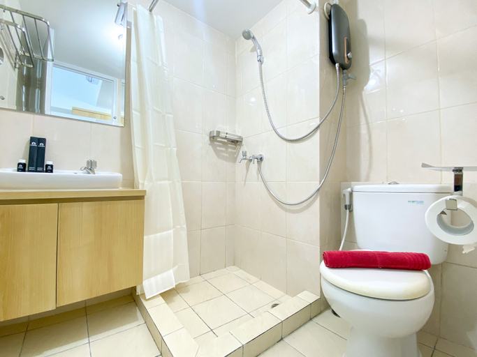 Bathroom 5, Fancy and Simply Studio Room at Springlake Summarecon Bekasi Apartment By Travelio, Bekasi
